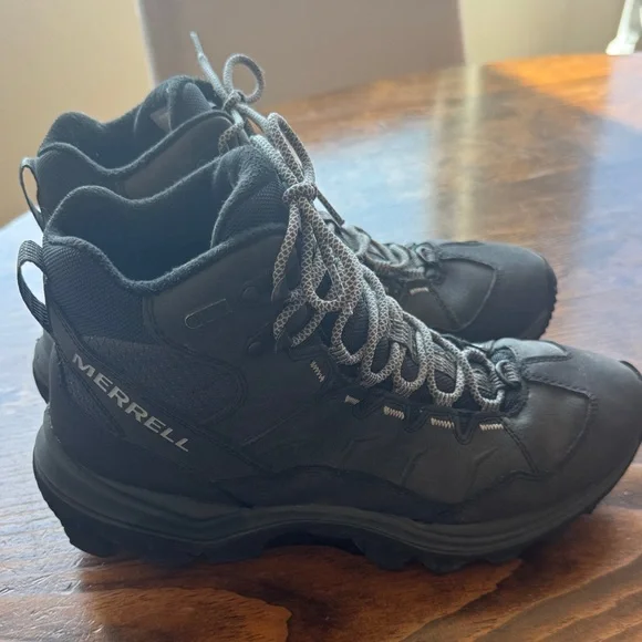 Merrell Women’s Warm 200 gram insulated Black Hiking Boots with Gray Laces - Picture 3 of 8